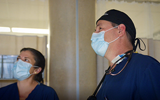 Video thumbnail of Dr. Guy Hébert speaking to a colleague in the Emergency Department 